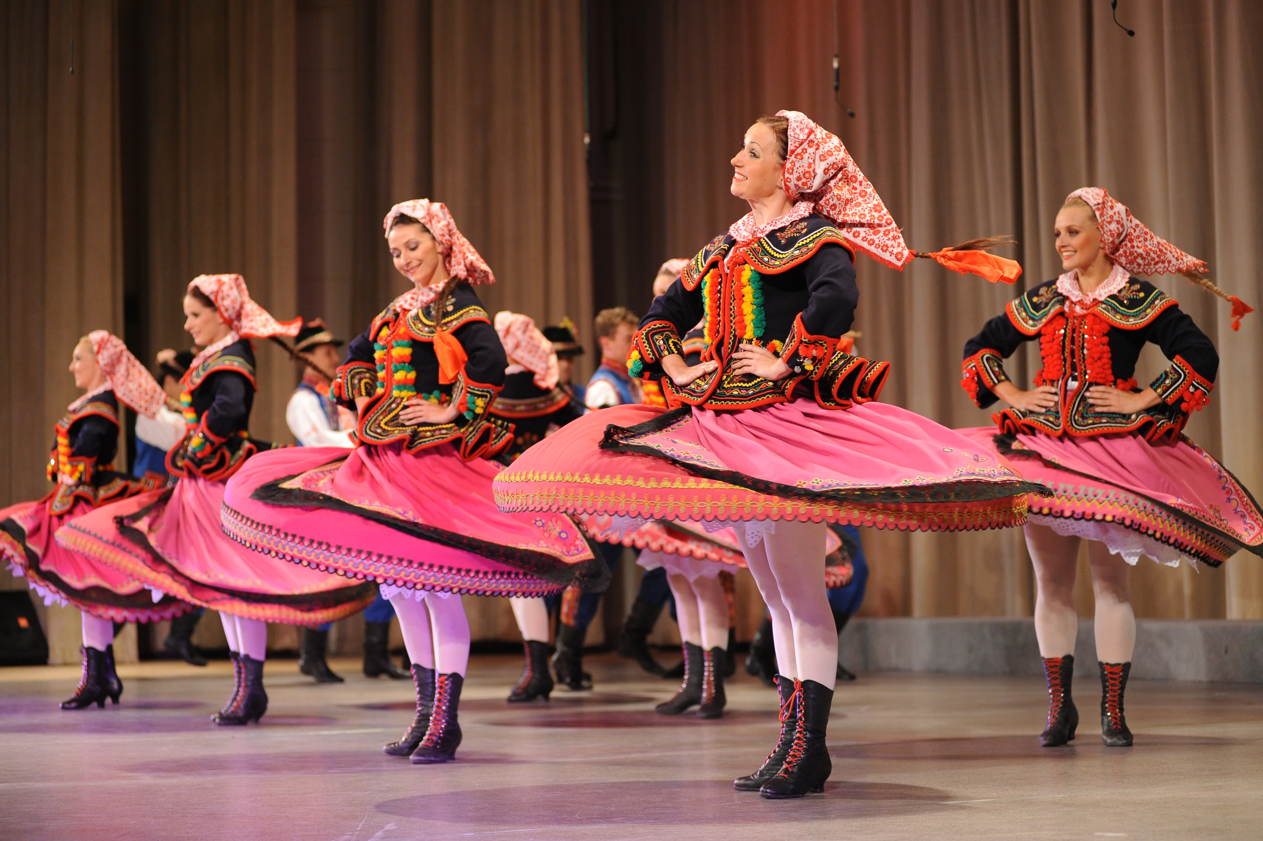 Народный танец с барбадоса. Народные танцы. Национальные танцы. Современные народные танцы. Фольклорный танец.